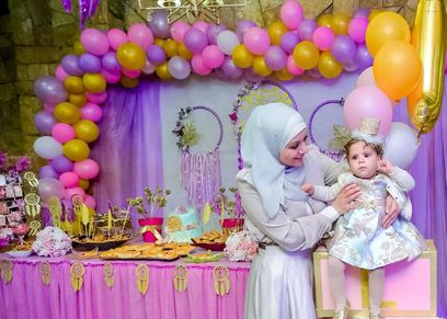 رنا وطفلتها الصغيرة