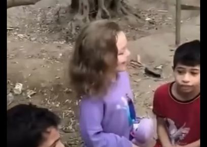 أم فلسطينية تحتفل بعيد ميلاده طفلتها رغم الألم
