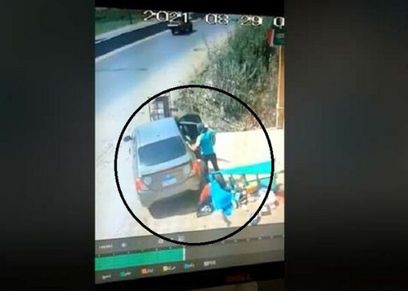 لحظة اختطاف الطفل من أمه في المحل