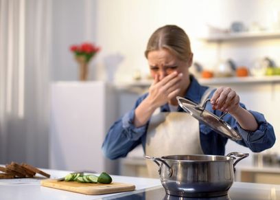 10 طرق للتخلص من رائحة المطبخ الكريهة