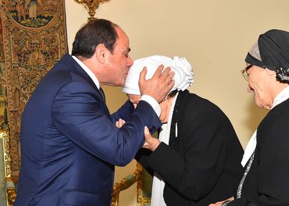 الرئيس خلال ترحيبه بالسيدتين المتبرعتين لصندوق تحيا مصر