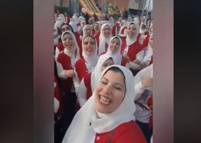 طالبات كلية طب يحتفلن بالتخرج بأغنية