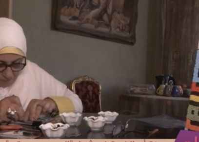 عزة أبو الخير- خلال عملها بالتطريز اليدوي