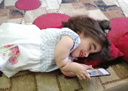 طاطا الشهيرة بالفتاة الزجاجية لا تفارقها الابتسامة