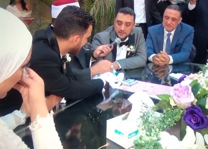 أب يفاجئ ابنته بكلمات مؤثرة في عقد قرانها