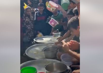 تدافع الأطفال الفلسطينيين