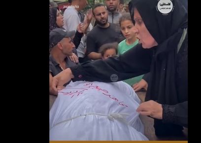 أم تودع ابنها في غزة