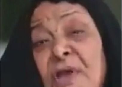 الأم المسنة