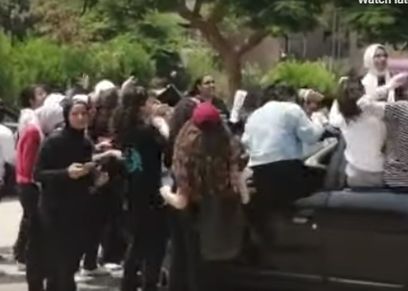 طالبات الثانوية العامة يرقصن على نغمات