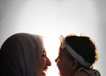 «يمنى» مع ابنتها «ليلى»