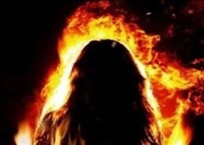 زوجة تطلب الخلع لقيام زوجها بسكب الماء المغلي عليها