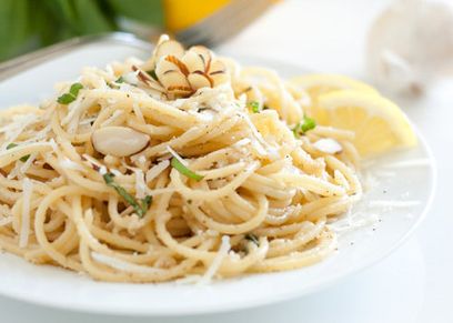 طبق مكرونة بالزبدة والليمون