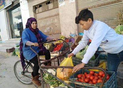 حنان تقود الدراجة التروسيكلية بالعريش