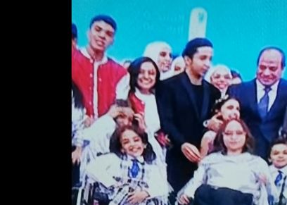 الرئيس السيسي مع أطفال قادرون باختلاف