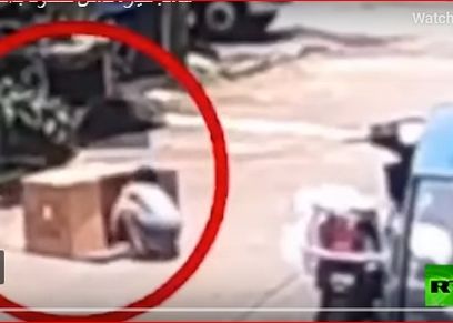صور توثق لحظة دهس طفلة داخل صندوق كرتون