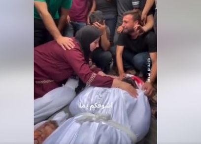 أم فلسطينية تبكي أبنائها وتحتضن جثثهم