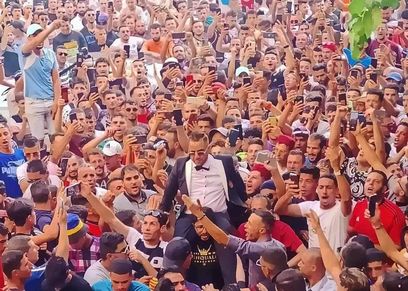 شاب جزائري كفيف يتحول لمهرجان