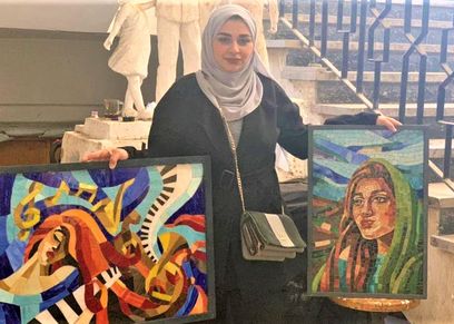 فاطمة أشرف ترسم علي السيراميك والزجاج