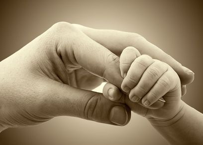 التبني في حياة الفنانات