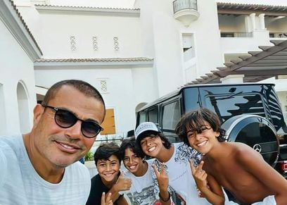 عمرو دياب برفقة مجموعة من الأطفال
