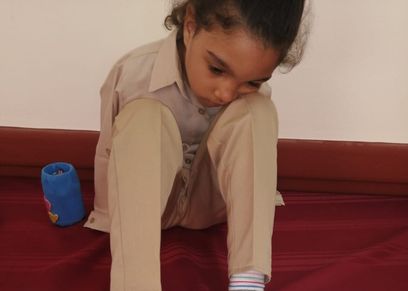 ترسم بقدميها.. وكيل تعليم الفيوم يكرم طفلة من ذوي الهمم