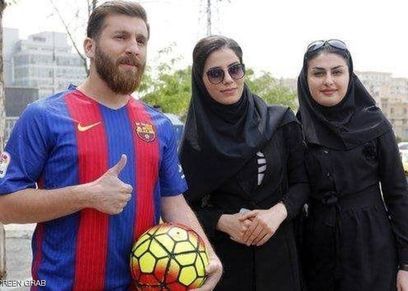 شبيه ميسي مع المعجبات