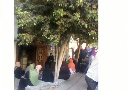 توتر وقلق وحزن.. حال الأمهات أمام مدارس بناتهن بعد تسريب 
