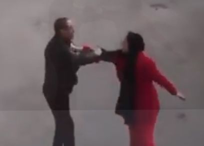 السيدة تضرب زوجها بالشارع