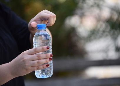 زجاجة المياه البلاستيك