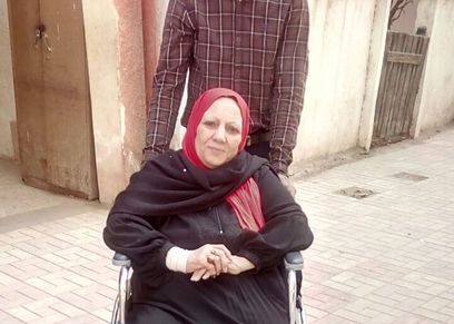 رغم إجرائها عملية قلب مفتوح.. نفسية محمد تشارك في الانتخابات على كرسي متحرك: