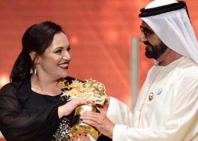 محمد بن راشد آل مكتوم يكرم أفضل معلمة