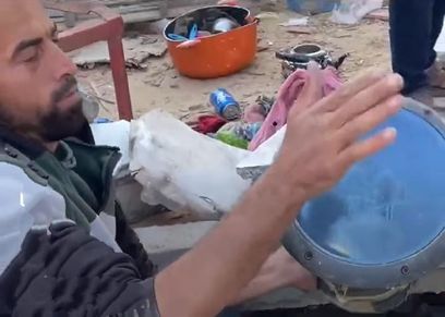 فلسطيني يبحث عن تجهيزات زفافه