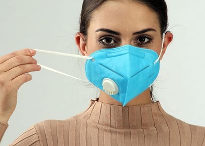 طرق الاعتناء بالبشرة مع وضع الكمامة على الوجه
