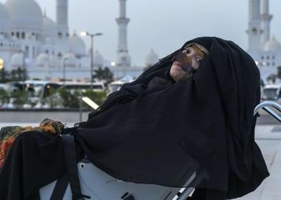 منيرة بعد إفاقتها من غيبوبة 27 سنة