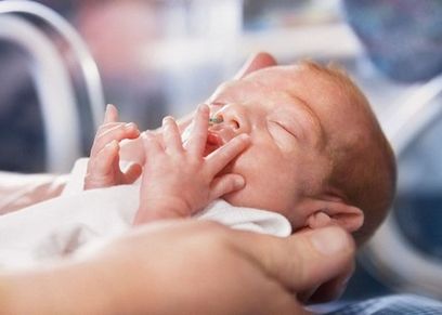 نتيجة علاقتها غير شرعية.. أم عرضت رضيعتها للبيع