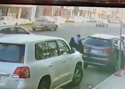لحظة دهس سائق سيارة لسيدة في السعودية