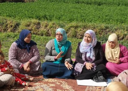 سيدات خلال تلقي الارشادات داخل المدرسة الحقلية