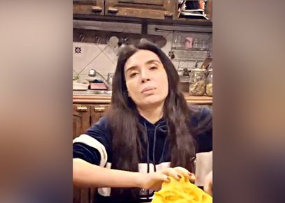 الفنانة دينا