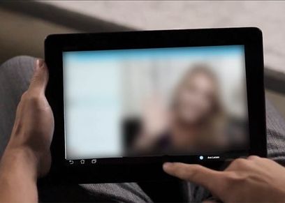 فتاة تتعرض للابتزاز