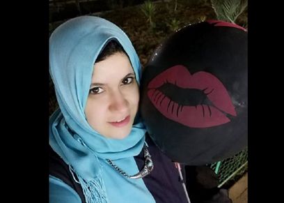 ريهام تنشر قيم الجمال من خلال الرسم
