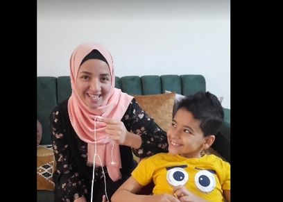الطفل أنس ووالدته