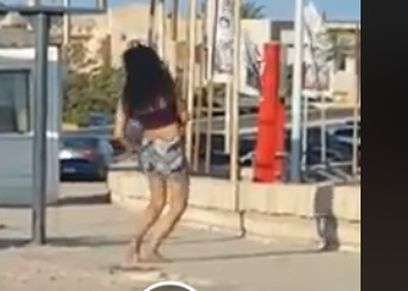 فتاة الساحل