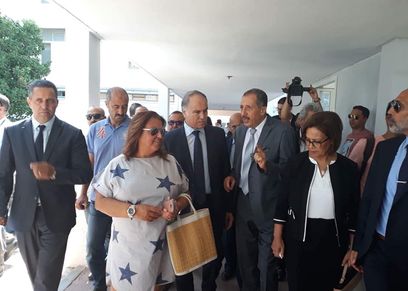 النائبة نادية زنقر خلال الجولة الميدانية بالمدرسة