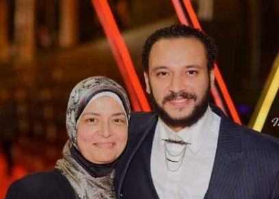 أحمد خالد صالح ووالدته