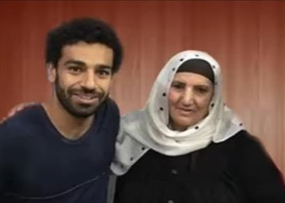 محمد صلاح برفقة والدته