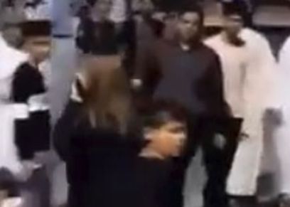 فتاة تضرب مجموعة من الشباب تحرشوا بها
