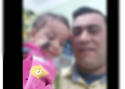 طفلة التعرية مع والدها