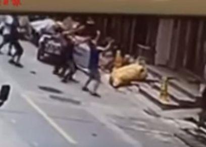  نجاة طفلة سقطت من الدور الرابع على يد عمال انقاذ