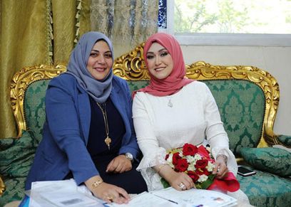 لأول مرة مأذونة تعقد عقد قران صديقتها