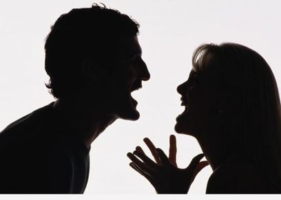 بعد مشاجرة رجل مع زوجته.. أشقائها يعتدون عليه بالسكاكين
